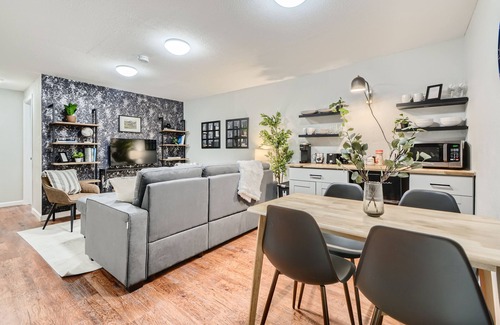 Dupont House | Adorable 2 bedroom modern suite