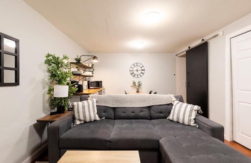 Montbello House | Adorable 2-Bedroom Modern Basement