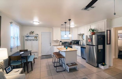 Milneburg House | Adorable 2bd/2ba Home w/Yard in Gentilly