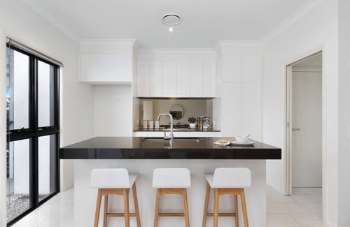 Kellyville House | Adorable 3 Br townhouse with wifi & parking