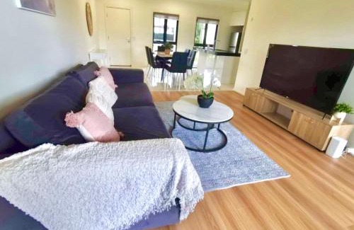 Kellyville Apartment | Adorable 3 Br townhouse with wifi & parking
