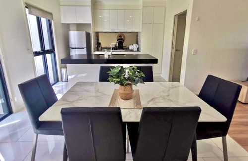 Kellyville Apartment | Adorable 3 Br townhouse with wifi & parking
