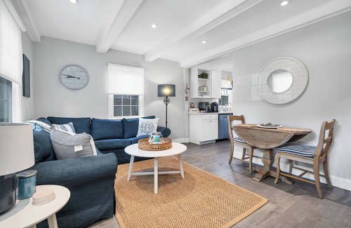 Niantic House | Adorable Beach Cottage - Private Beach Association