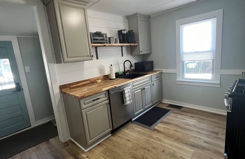 Wareham Center Cottage | Adorable beach house - 5 min walk to private beach