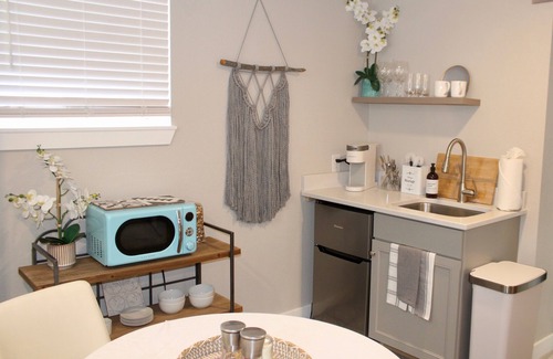 Lakewood House | Adorable Bungalow Suite located on the west side of Denver with WiFi, AC