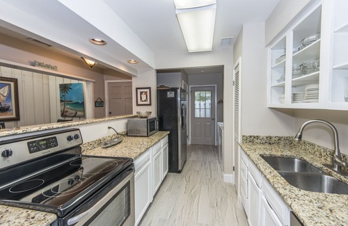 West Beach Cottage | Adorable Cottage on Cougar Pt Golf Course-PET FRIENDLY