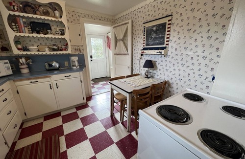 Gearhart House | Adorable Cottage with Americana Theme, in the Heart of Gearhart.
