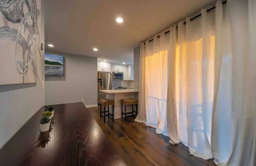 Lakeland North House | Adorable guest house with balcony