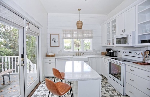 Thomas Square House | Adorable Historic Home w/Hot Tub! in Starland District By Downtown Savannah
