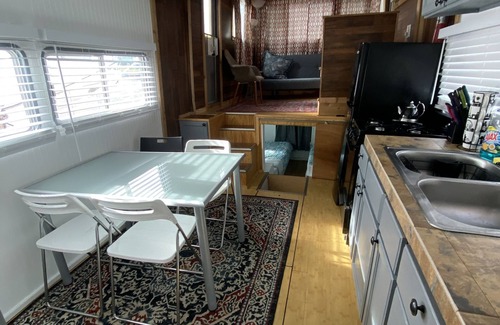 Sailboat Bend Boat Rental | Adorable Houseboat on the river