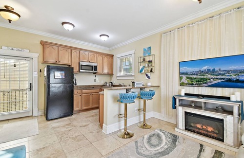 Hyde Park Apartment | Adorable Hyde Park Apartment w/Parking & Gym