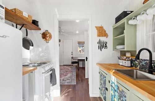 Rockaway Beach House | Adorable Lakefront Cottage - Rockaway Beach