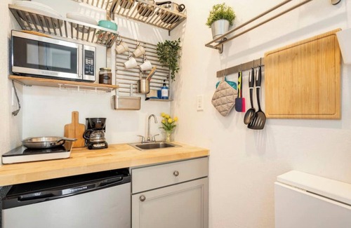 United Central Apartment | Adorable Modern Studio East - 10 minutes to the beach and 5 minutes to downtown