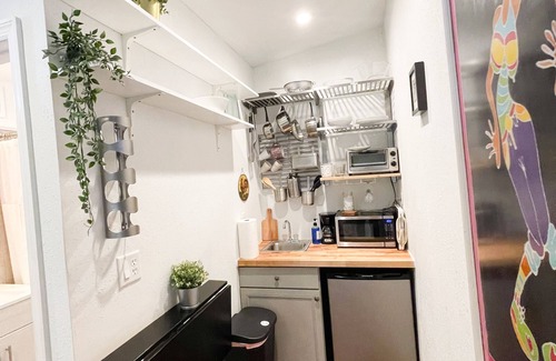 United Central Apartment | Adorable Modern Studio West, Clean & Comfy