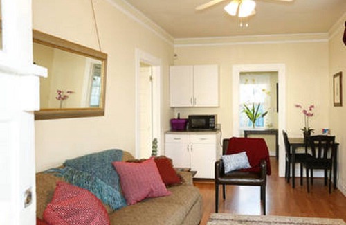 Central Carrollton Association House | Adorable Quiet House Pvt Courtyard on Street Car Line