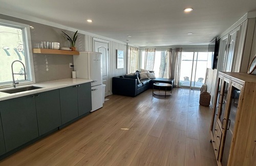 Alcona Cottage | Adorable waterfront escape