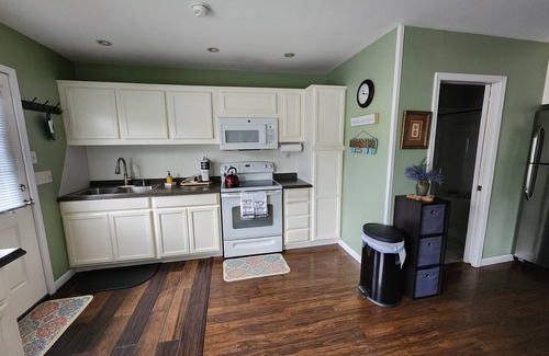 Homosassa Cottage | ADULTS ONLY MODERN COUNTRY COTTAGE & PRIVATE LANAI