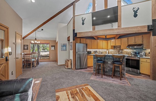 Sunriver House | Adventure Basecamp with Hot Tub, BBQ & A/C