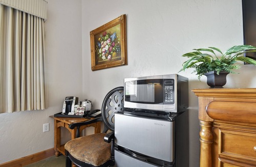 Midway Villa | Adventure Hub~Nordic Ski, Snowmobile & Snow Shoeing Villa 3061