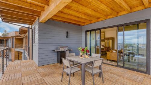 Bend House | Aerie Luxe 4 Unit Buyout 10BDR Mins to Old Bend Hot Tub Mountain Views