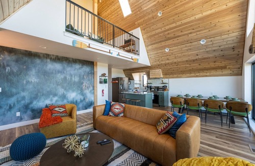 Chiloquin Cabin | Aframe Escape|Mtn&Lake Views|Spa|GameRoomlTheatre|Stargazing|Basecamp