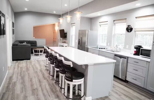 Washington Virginia Vale Apartment | African Loft: Modern Bright Spacious 2 Bedroom Escape with Sleeper Sofa