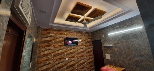 Lajpat Nagar Apartment | Aggarwal independent apartments fully ac with private kitchen for self cooking having all utensils and Fridge and washroom along with all facilities of your sweet home, high speed wifi, fridge , smart tv , work desk