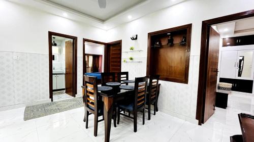 Vasant Kunj Apartment | AHAM PREMA Luxe 3 BR Stay 15 min from Airport