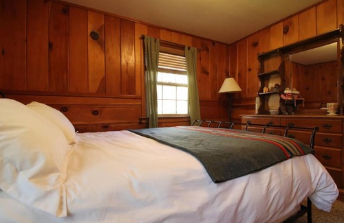 Idyllwild House | Ahwahnee-be Vintage Cabin - Walk to town!