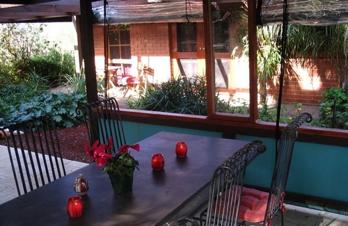 Bearii Villa | Aintree's Area's best kept secret.Courtyard Roomn