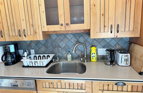 Coquitlam House | Air conditioned 2 Bedroom upper floor suite with Garden view Closed to SFU
