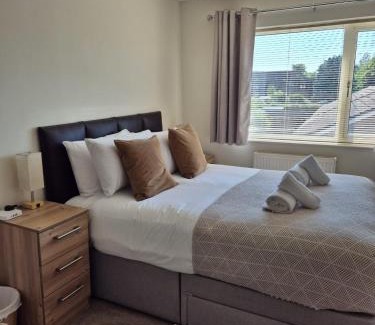 Milton Keynes House | Air Conditioned 3-Bed Home with Garden & Parking