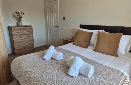 Milton Keynes House | Air Conditioned 3-Bed Home with Garden & Parking