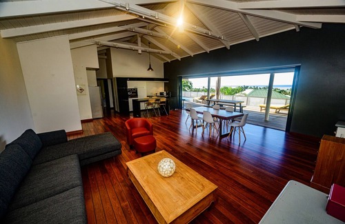 Otumai House | Air Conditioned 3 Bedroom Swimming Pool House Centrally located Maharepa Moorea