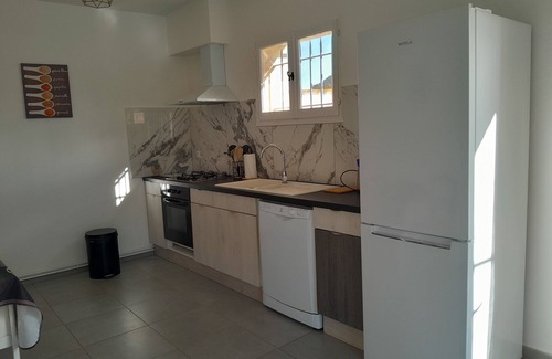 Eyragues House | Air-conditioned, fenced-in, comfortable Provence gite close to shops.