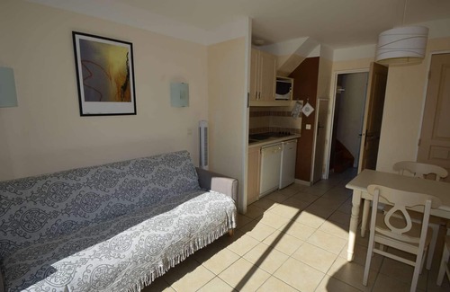 Rouret House | Air-conditioned Maison with Terrace, Sleeps 5, WiFi, Parking