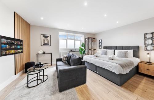 Southgate Green Apartment | Air-Conditioned Studio, 20min to City Centre