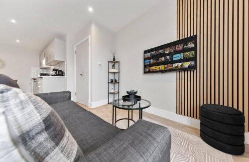 Southgate Green Apartment | Air-Conditioned Studio, 20min to City Centre
