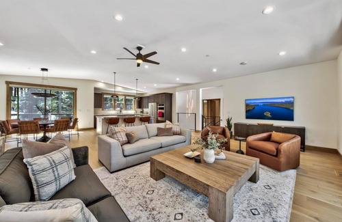 Kingswood Estates Cabin | Air Conditioning, Designer Mountain Home, Hot Tub, Bunk Beds, EV Charger