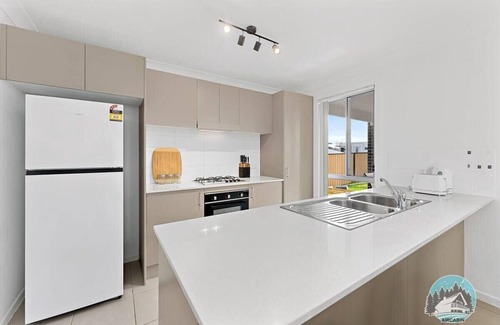 Edmondson Park House | Aircabin - Edmondson Park - 4 Beds Comfy House