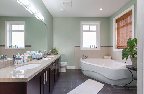 East Side House | AirCond 3BR with Spa Inspired Ensuite for Staycation, SuperClean & UV-Sanitized