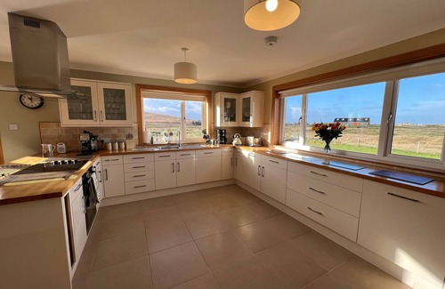 Homore Cottage | AIRIGH NAM FIADH, family friendly, with open fire in Creagorry