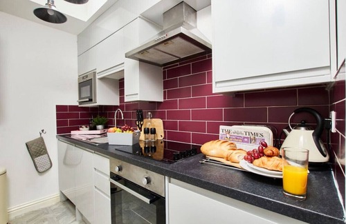 Castle Donington Apartment | Airport Close, Work Ready: Gym Access, Fast Wifi