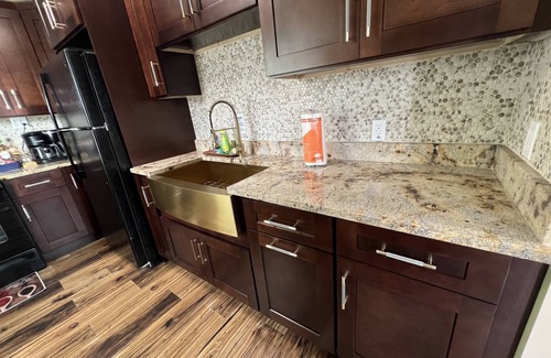 Westshore House | Airport landing at Amazing Grace FREE PARKING