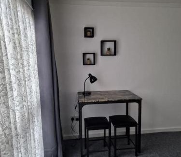 Little Hay House | Airport,NEC,JLR,Bham. Entire house 5 beds.
