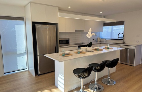 Burnside House | Airport Retreat: 4BR 8 Guestsn