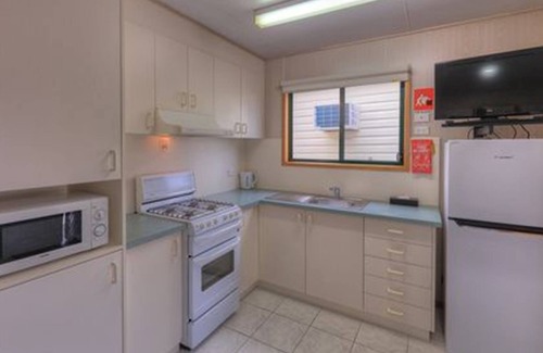 Attwood Hotel | Airport Tourist Village Melbourne