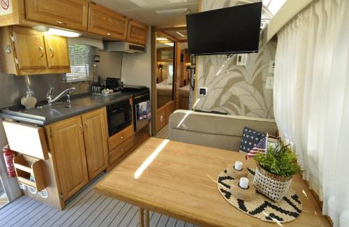 Earnewald Apartment | Airstream Retro USA caravan