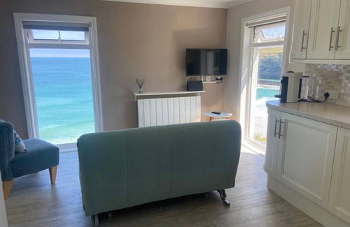 Portreath Apartment | Airy seaside apartment overlooking beach - ideal for exploring West Cornwall