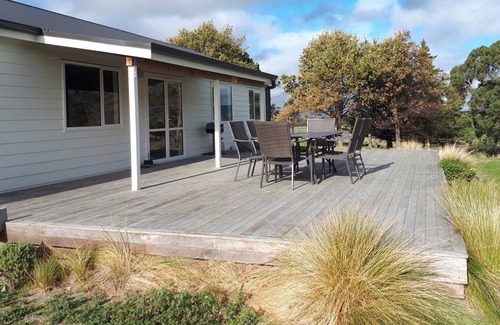 Makikihi House | Akatere Lodge. 2 bdms. Modern. Rural. Wifi. Parking.